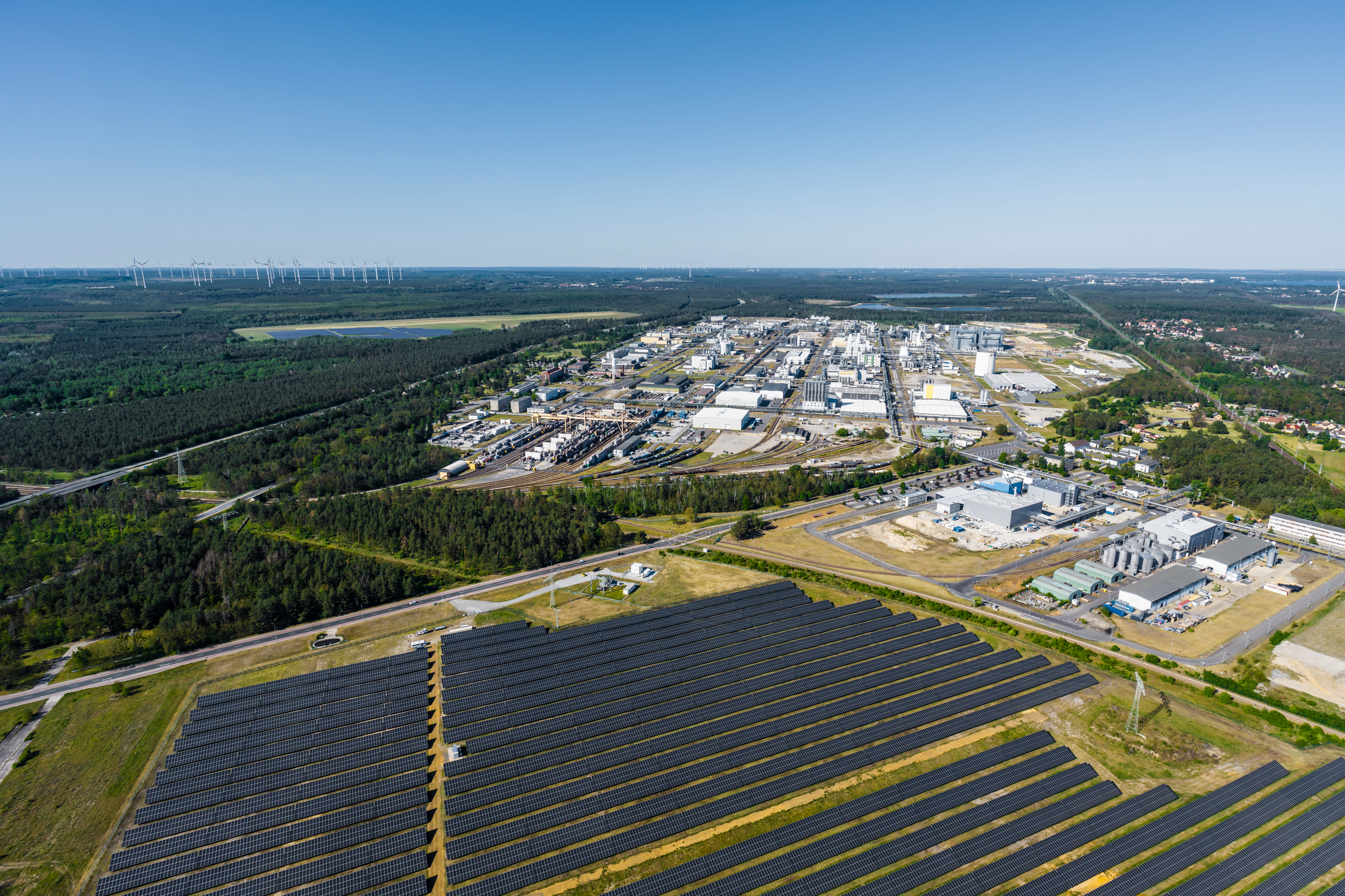 Industriepark-Lausitz-Vordergrund-Solarpark (1)